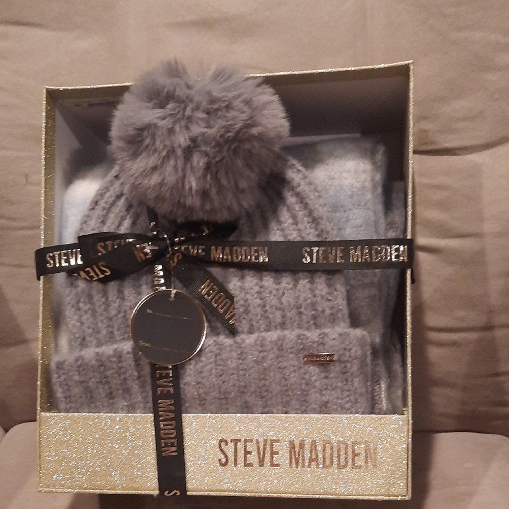 Steve Madden Charcoal Knit Beanie and Scarf Set